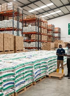 Entrepôt de la boutique institutionnelle avec des sacs de produits stockés sur palettes