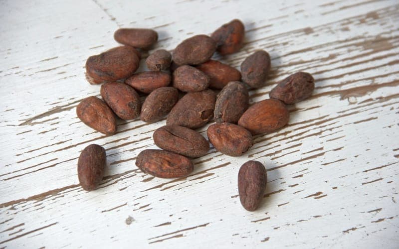 Fèves de cacao séchées sur une table en bois