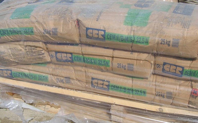 Sacs de ciment de 25 kg empilés