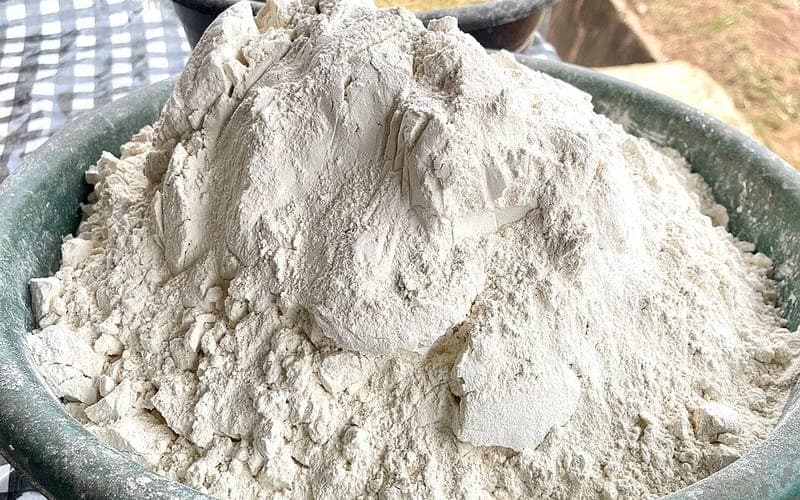 Bassine remplie de farine de manioc