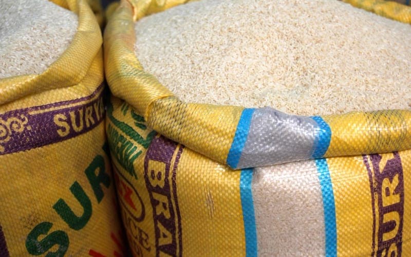 Sacs de riz ouverts, vus de près